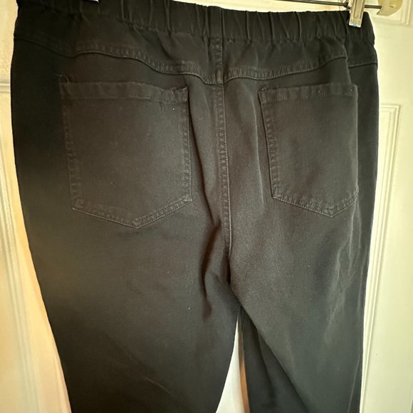 Isaac Mizrahi Live Black 12T Ankle/Capri Length Pants‎ - Picture 2 of 4